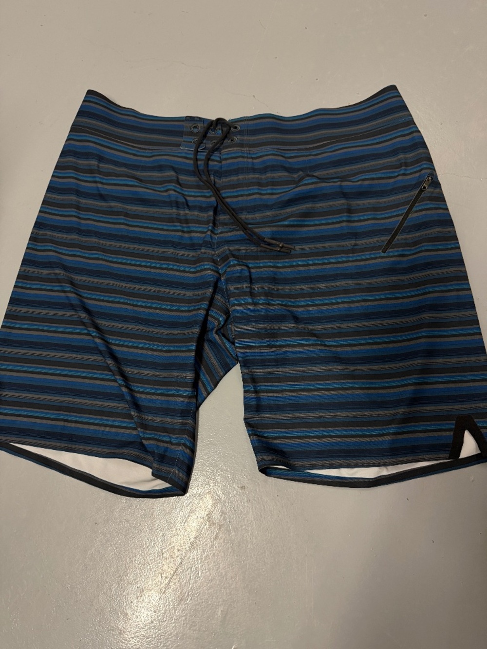 Lululemon striped board shorts swim trunks size 40 blue gray black pockets